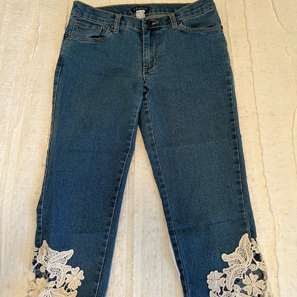 VENUS Blue Cropped Jeans with White Lace Detail